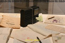 Dokumente, handschriftliche Aufzeichnungen und ein technisches Gerät in einer Vitrine. (Bild: Stefan Siedler)